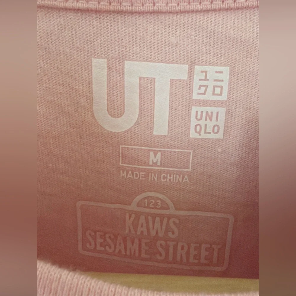KAWS x UNIQLO Sesame Street PINK ELMO T -SHIRT Size MEDIUM NEW NWT RARE! - Picture 4 of 9
